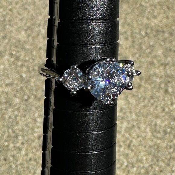 NEW White Gold Plated 3 Round Sparkling Clear Crystal CZ Stone Ring Size 5.75 - Picture 6 of 9